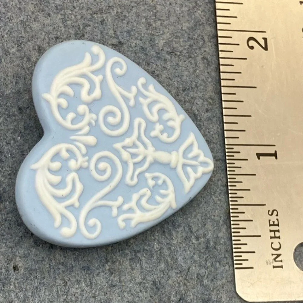 Wedgwood Heart Brooch Pin Light Blue Jasperware 2 In Intricate White Scrollwork - Picture 5 of 6